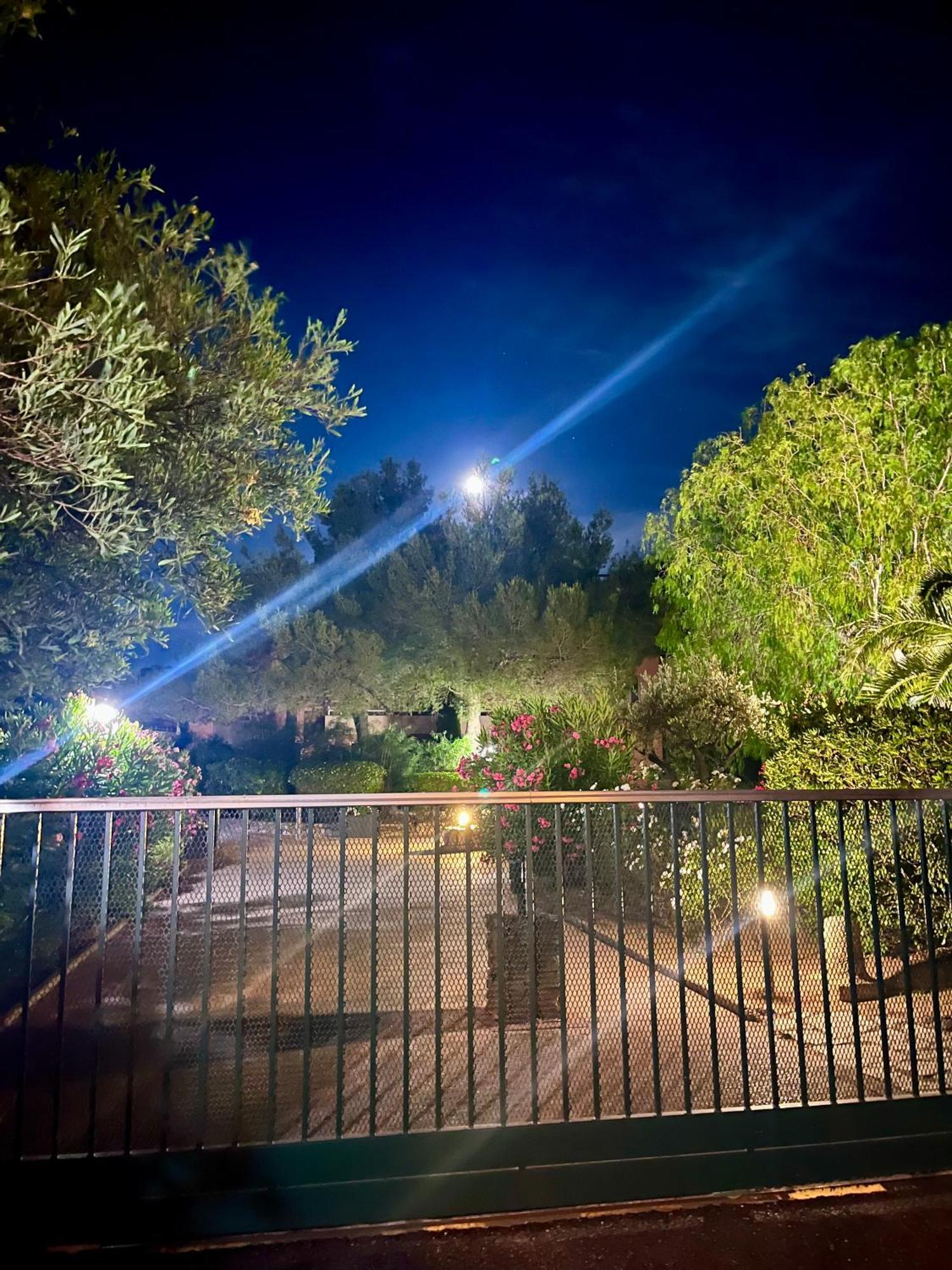 Private Garden In Center Of Saint Tropezアパートメント エクステリア 写真